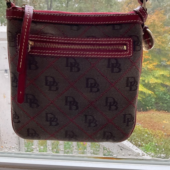 Chic DOONEY and BOURKE Burgundy Crossbody Bag - Picture 3 of 9